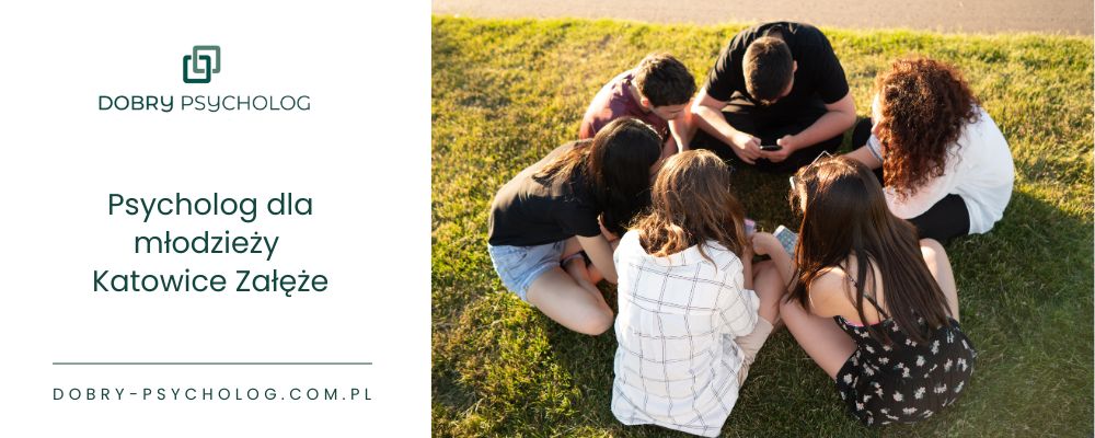 zdjęcie przedstawia grupę nastolatków siedzących w kole na łące