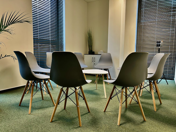 Proces diagnozy ADHD dla dorosłych w Centrum Dobry Psycholog w Katowicach, wnętrze gabinetu do zajęć w grupach
